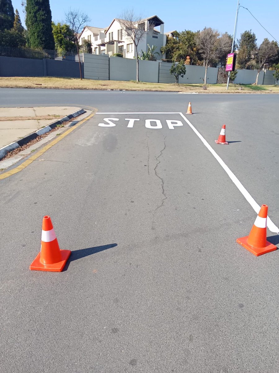 MyJRA's tweet image. The team is painting faded road markings for improved visibility and safety along Main Road, Vlok Road, and Payne Road in Bryanston 🚧🚧
@CityofJoburgZA @CrumRegionB #JoburgServices