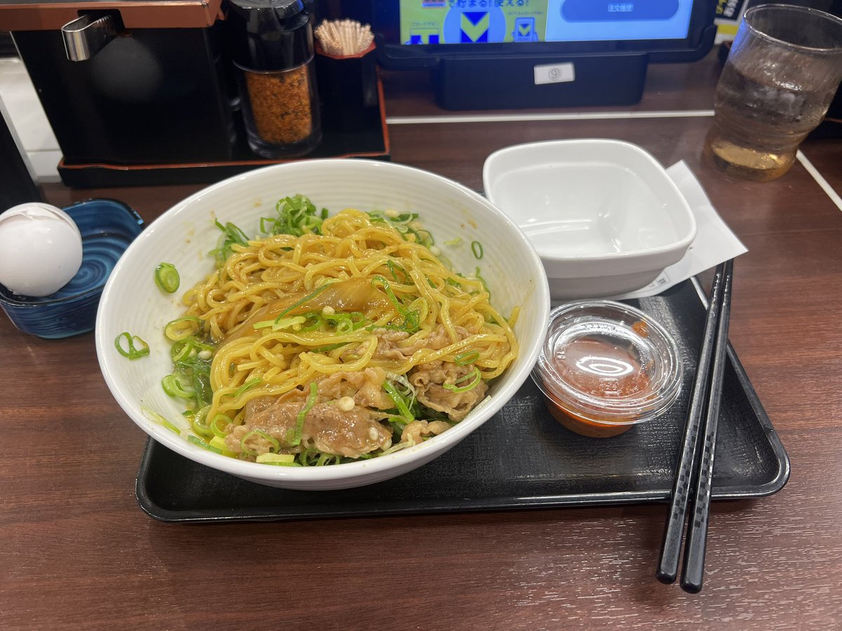 ramenmanzz's tweet image. 📍藤沢 吉野家
牛玉スタミナまぜそば(税込767円)
評価★★★☆☆
写真忘れました…玉子入れてまぜた写真で失礼致します。この値段で食べれるのは嬉しい☺️この後シメで牛丼入れて食べましたなかなか良かった。2度美味しかったです🍜ご馳走様でした😋