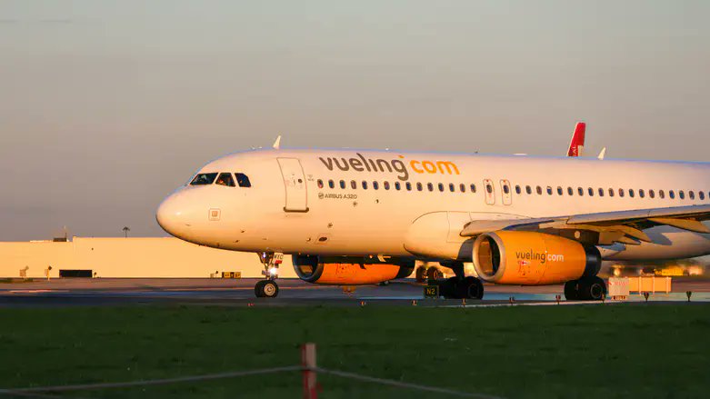 arutz7heb's tweet image. עברו של טייס Vueling נחשף
איוון צ'יריבאייה, טייס חברת התעופה Vueling שהוביל את הטיסה שבה הורדה קבוצת הילדים היהודים בספרד - היה גם מדריך הטיס של שניים ממחבלי 11 בספטמבר 2001, שהתרסקו אל תוך מגדלי התאומים
inn.co.il/news/674910