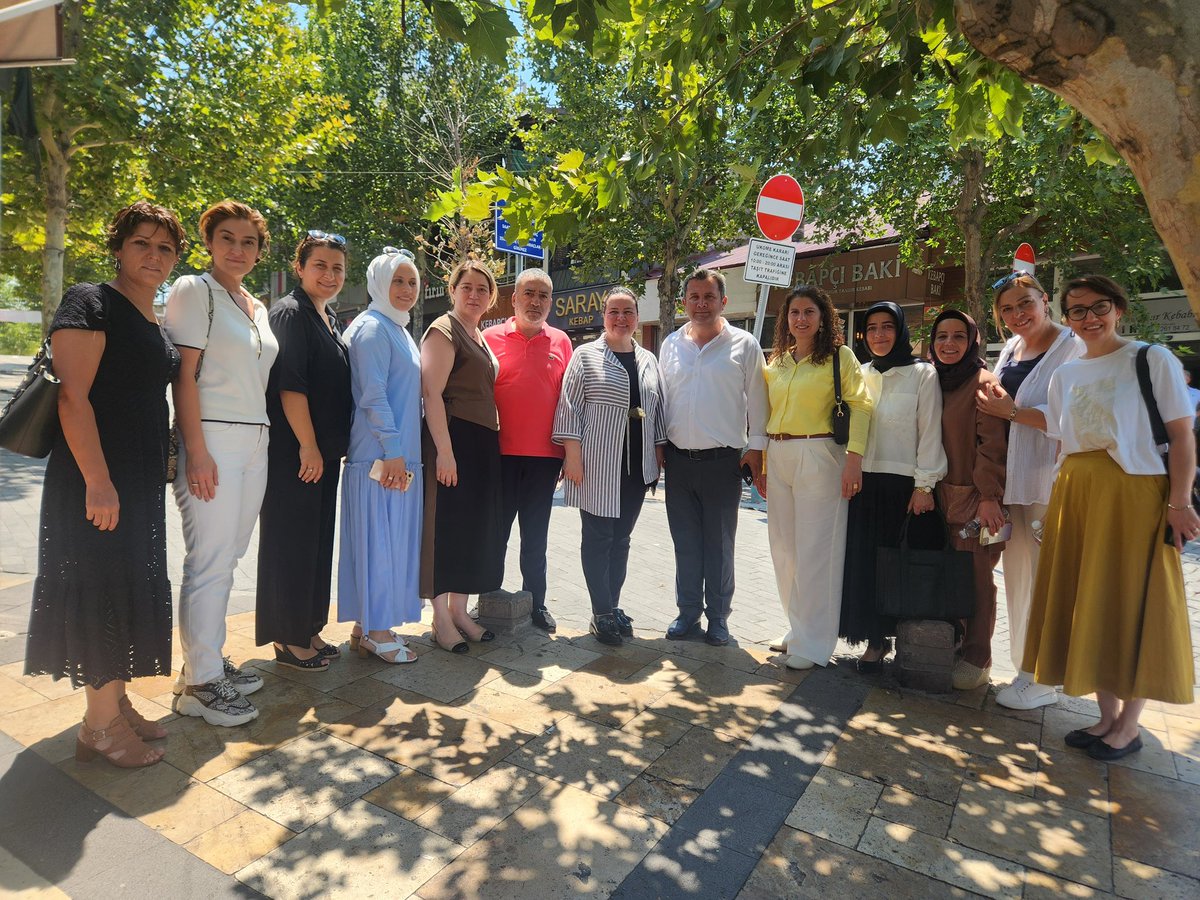 Nilgün ÖK 🇹🇷 (@nilgun_ok) on Twitter photo 📍KALEİÇİ / AŞURE HAYRI
Genel Başkan Yardımcımız <a href="/ZeybekciNihat/">Nihat Zeybekci 🇹🇷</a> ve teşkilatımızla Kaleiçi esnafımızın düzenlediği Aşure Hayrı’na katılarak birlik ve beraberliğin bereketine ortak olduk.
Kazanlarda kaynayan sadece aşure değil aynı zamanda kardeşliğimizin ve muhabbetimizin 📍KALEİÇİ / AŞURE HAYRI
Genel Başkan Yardımcımız <a href="/ZeybekciNihat/">Nihat Zeybekci 🇹🇷</a> ve teşkilatımızla Kaleiçi esnafımızın düzenlediği Aşure Hayrı’na katılarak birlik ve beraberliğin bereketine ortak olduk.
Kazanlarda kaynayan sadece aşure değil aynı zamanda kardeşliğimizin ve muhabbetimizin
