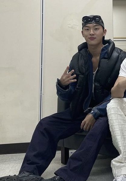 thvantevv's tweet image. he looks so fine here jesus fucking christ jihoon your greed is sickening