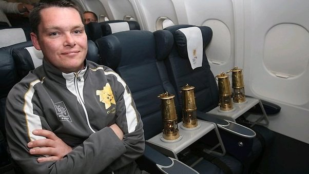 KateriSeraphina's tweet image. Comment la flamme olympique est-elle transportée dans l'avion alors que fumer est interdit pour des raisons de sécurité ?
Oui, il est interdit de fumer pour le grand public sur les vols, mais des permissions spéciales peuvent être prises pour la flamme olympique, par exemple.
La…