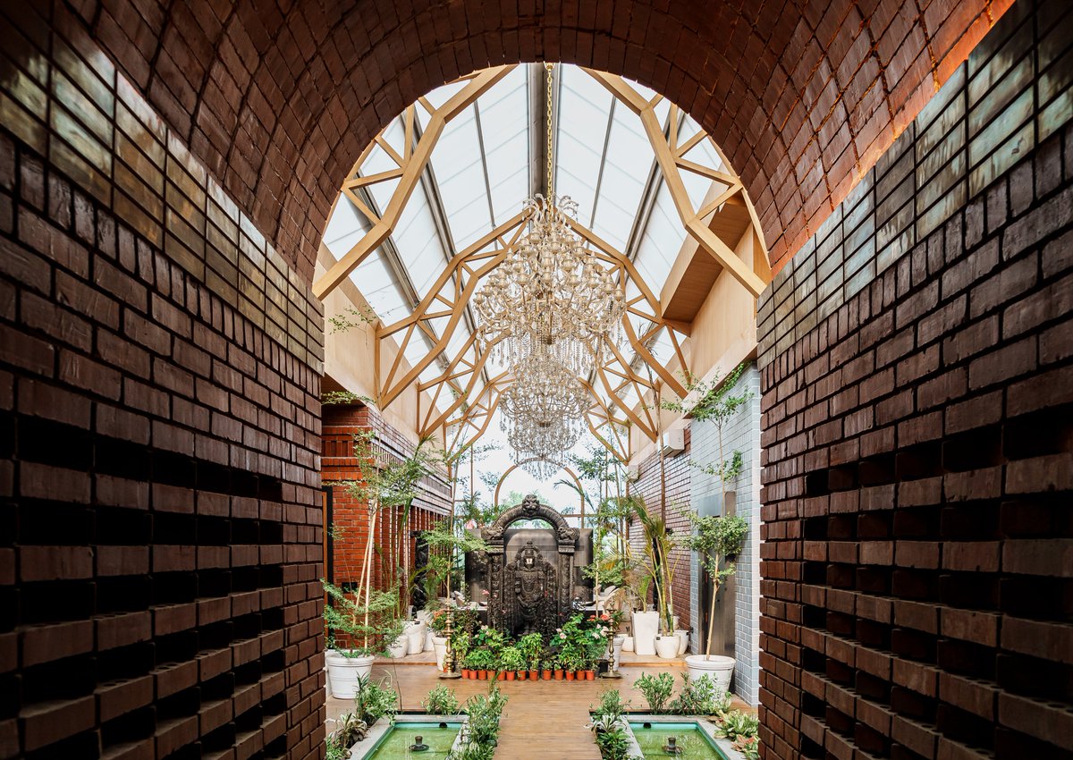 Skyline_archi's tweet photo. A modern Indian #office rooted in tradition—exposed brick, vaulted ceilings, handcrafted details & #biophilic courtyards blend to create a space that’s warm, soulful & inspiring.
Where culture meets functionality, and every corner tells a story.✨
#Architecture #Workspaces https://t.co/dNrpSTRIGh