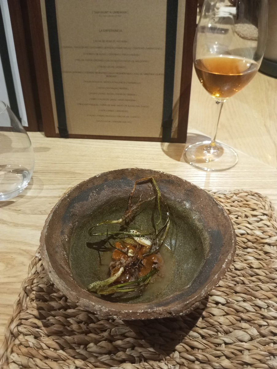 menceymacro's tweet image. Tenía pendiente escribir sobre Marcos Tavio y su restaurante 8Aborigen. Pero no voy a escribir sobre su maravillosa cocina. Yo voy a escribir sobre otra cosa. Yo voy a escribir sobre su capacidad de dignificar nuestra identidad y el pasado indígena.
menceymacro.blogspot.com/2025/07/ocho-a…