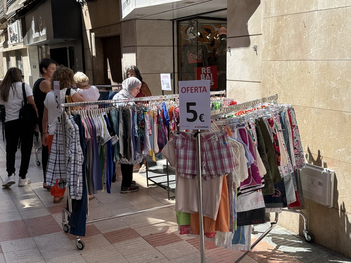 Ràdio Tàrrega (@radiotarrega) on Twitter photo Avui i demà a #Tàrrega ‘GangaDays’ de <a href="/Fomenttargari/">Foment Targarí</a> , dues jornades de promocions i descomptes als establiments de la ciutat. Hi haurà música amb DJ’s i granissat de llimona per a tothom que compri al comerç local durant l’horari comercial Avui i demà a #Tàrrega ‘GangaDays’ de <a href="/Fomenttargari/">Foment Targarí</a> , dues jornades de promocions i descomptes als establiments de la ciutat. Hi haurà música amb DJ’s i granissat de llimona per a tothom que compri al comerç local durant l’horari comercial
