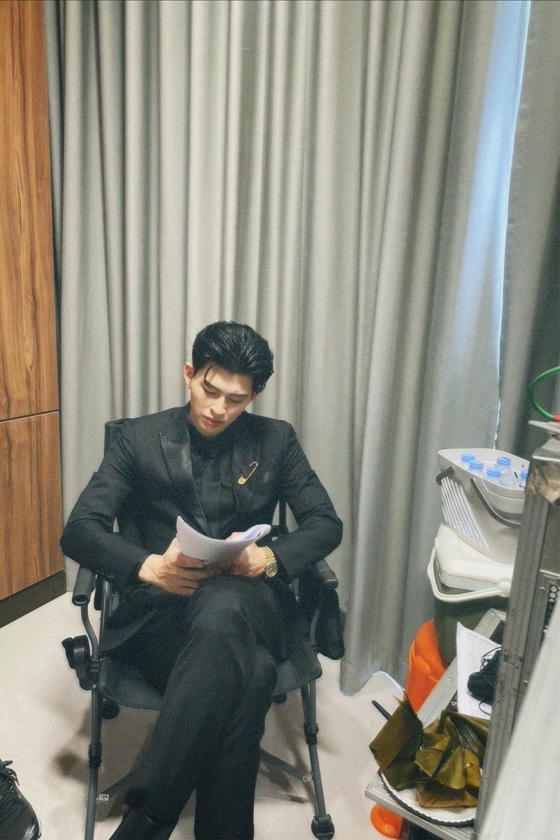 คุณธีร์แค่นั่งอ่านบทเฉยๆเองนะ 😂

#MeAndTheeSeries