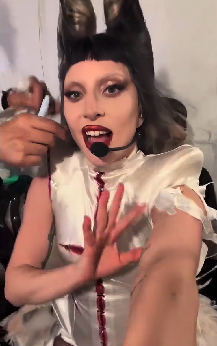 offtoorion's tweet image. I used to hate labubus until this very moment, I never even thought I would say or type this word ever, but miss Gaga has made me. SOMEONE GET LADY GAGA ARRESTED FOR BEING SO CUTE