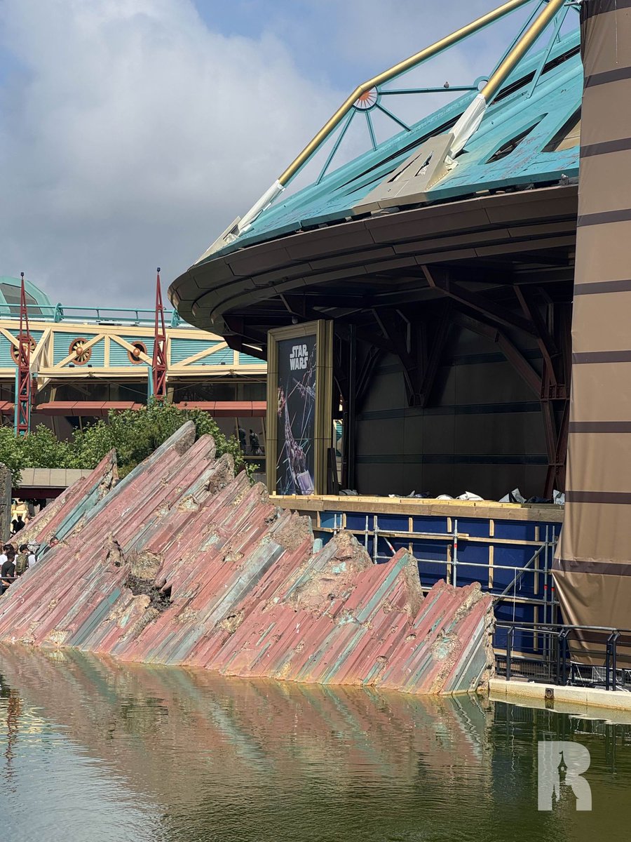 DLPReport's tweet image. 🔧 At Space Mountain, some of the scaffolding around the base of the show building has been removed: