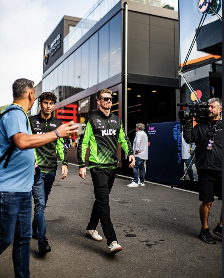 acervonicohulk's tweet image. chegando no paddock e hoje nao é com a mesma camisa de todos os dias Uhhuuuu