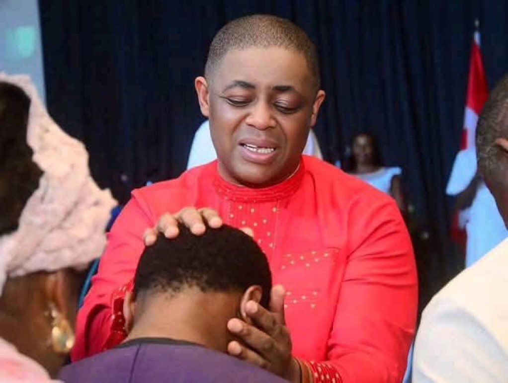 EmodiMba's tweet image. After proper analysis of this coalition drama here ehnn, na only Prophet FFK laying of hands fit reset una heads.
As a Patriot, I urge all coalition egg heads to visit Prophet FFK for laying of hands like 👇😂😂😂
Aloota ✊✊✊