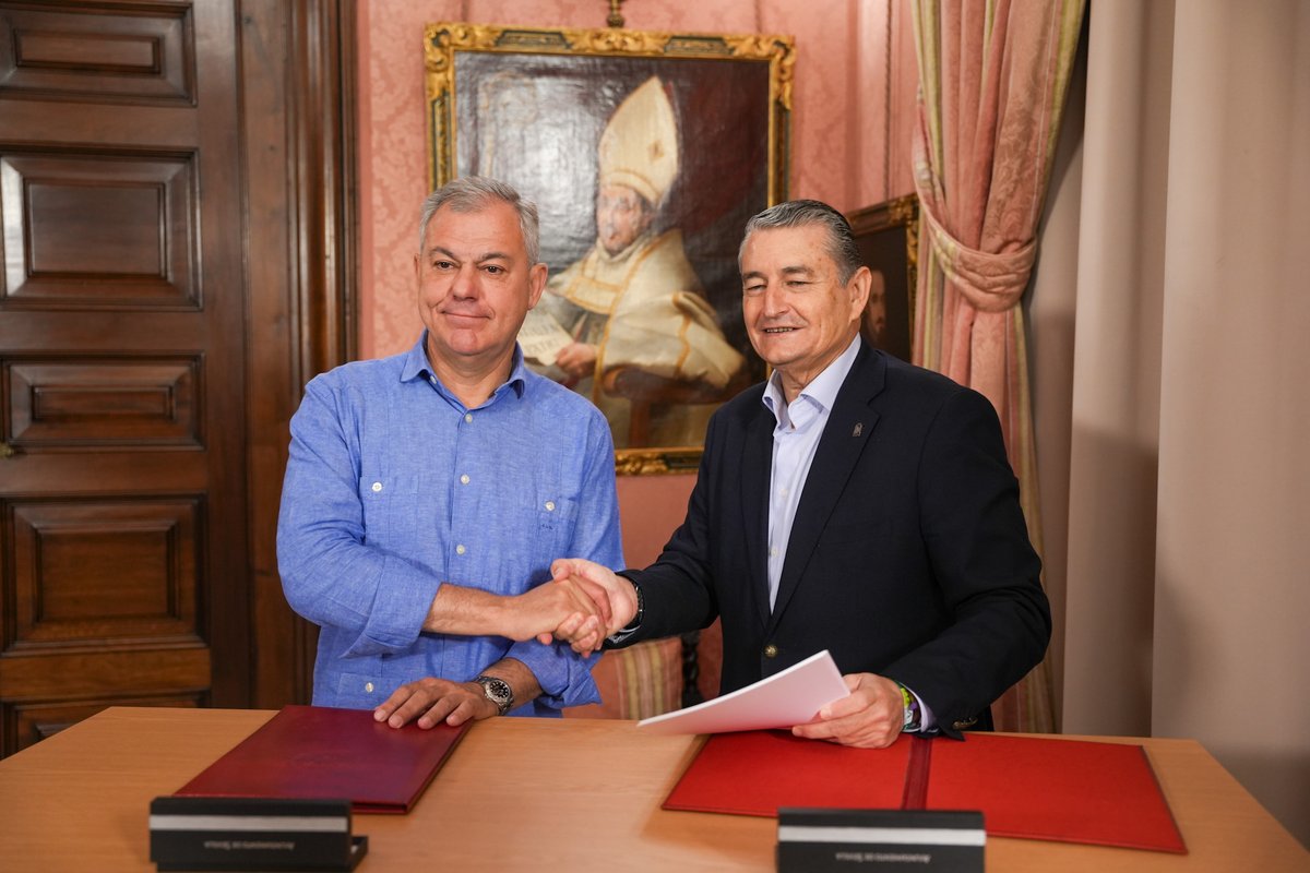 Ayuntamiento de Sevilla (@ayto_sevilla) on Twitter photo El alcalde, <a href="/jlsanzalcalde/">José Luis Sanz</a>, firma 📝 con el consejero de la Presidencia, <a href="/antoniosanz/">Antonio Sanz Cabello</a>, un convenio para formar a policías locales 👮🏼♀️👮🏻♂️ de Andalucía occidental.
🗓️ En septiembre arranca el primer curso en la Jefatura de Sevilla con 40 agentes de Sevilla y 50 de otras localidades. El alcalde, <a href="/jlsanzalcalde/">José Luis Sanz</a>, firma 📝 con el consejero de la Presidencia, <a href="/antoniosanz/">Antonio Sanz Cabello</a>, un convenio para formar a policías locales 👮🏼♀️👮🏻♂️ de Andalucía occidental.
🗓️ En septiembre arranca el primer curso en la Jefatura de Sevilla con 40 agentes de Sevilla y 50 de otras localidades.