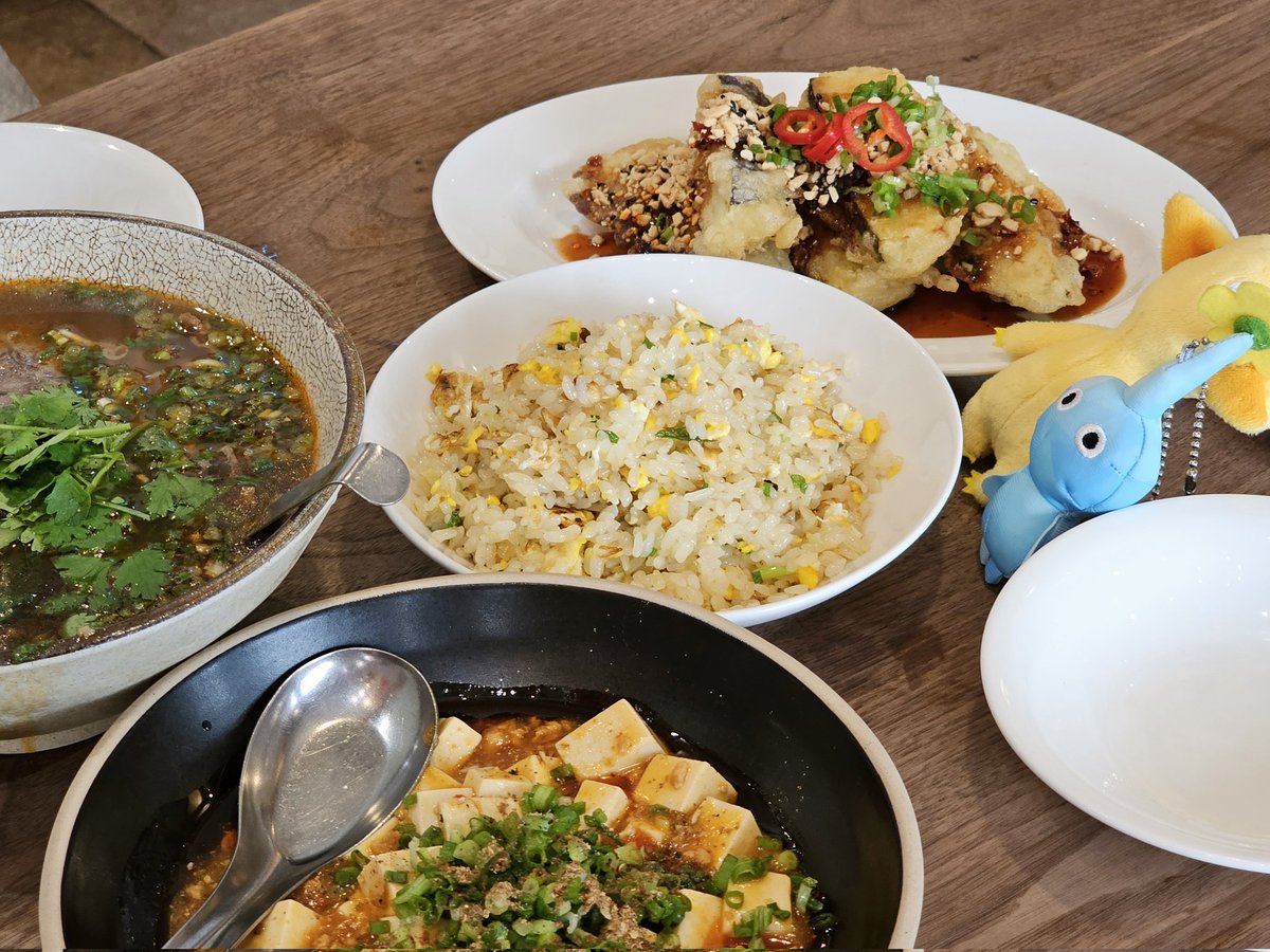 부산 전포동 <바오하우스>

2인세트 우육면+마파두부+볶음밥+가지튀김
전체적으로 너무 짜지 않고 감칠맛 있는 요리. 가지튀김 소스가 칠리 간장에 고추기름 살짝 들어간 듯한 느낌이었는데(아닐수도) 물기 많은 가지를 이렇게 바삭하게 구웠다는 점에서 감탄. 지인 픽은 우육면, 내 픽은 볶음밥.