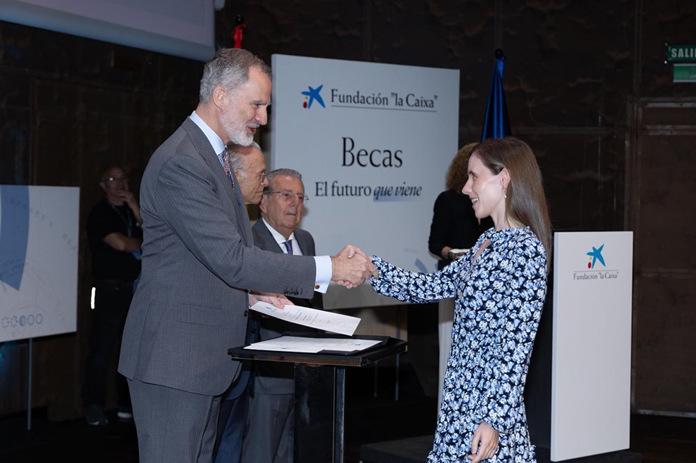 Del Joan Sanpera a l'aula de Hillary Clinton. La franquesina Paula Vila obté una beca de la Fundació la Caixa per estudiar un màster en Afers Internacionals a Nova York. somlesfranqueses.cat/noticia/105965…