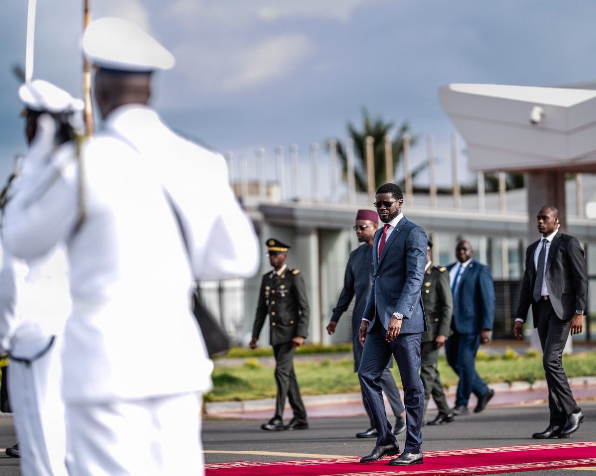 PR_Senegal's tweet image. Ce matin, le @PR_Diomaye a quitté Dakar pour Lomé, dans le cadre d’une visite de travail de 24h, à l’invitation du Président du Conseil de la République Togolaise. Demain, il se rendra à Monrovia pour les célébrations du 178e anniversaire de l’indépendance nationale du Libéria.