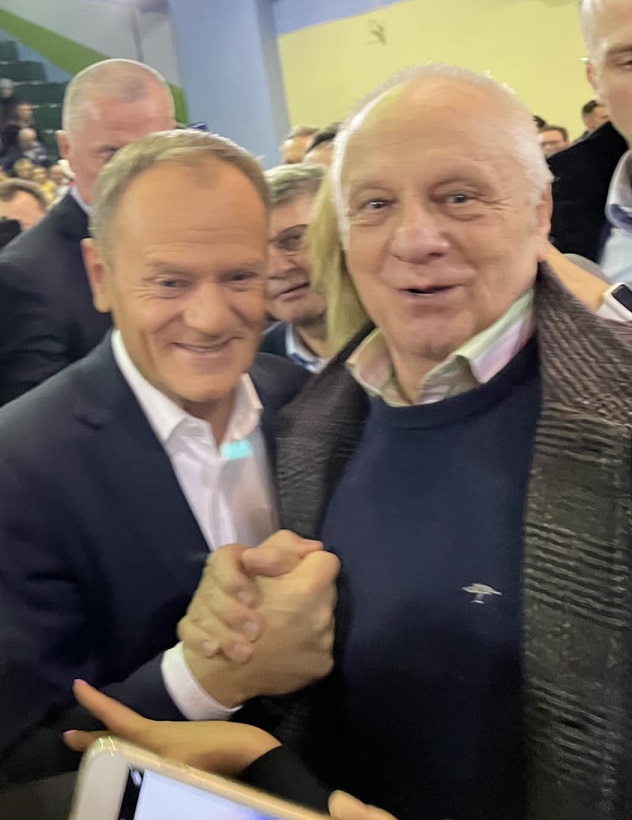 Z OSTATNIEJ CHWILI.
Stefan Niesiołowski pogratulował Donaldowi Tuskowi jurności w tak zaawansowanym wieku.
