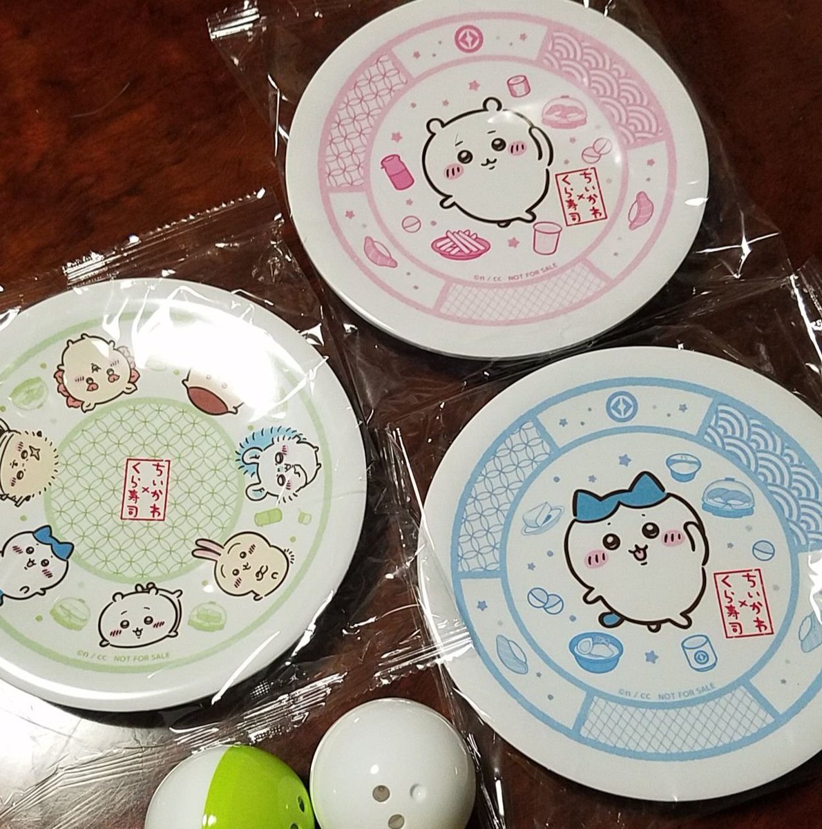 sinhae0818's tweet image. お昼(会社の人と)も夜(夜はおいらと)もくら寿司を食べて、ちいかわのお皿3枚&びっくらポン4個ゲットしてくれた妻思いの大きいダーリン(笑)