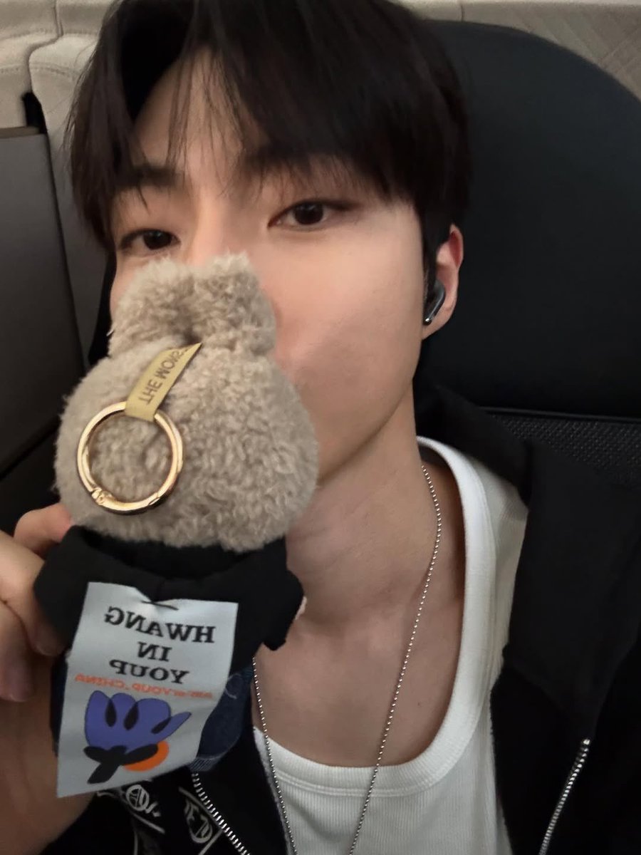 augsahi's tweet image. Korean Actor Hwang Inyoup uses “TREASURE - YELLOW” as the audio for his latest Instagram post on July 25th, 2025.