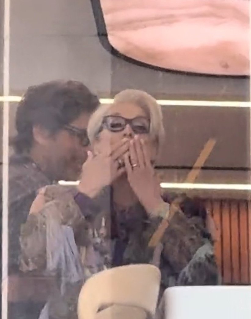 chiamamienne's tweet image. i'm a simple girl, i see meryl and marty blowing a kiss and i melt 🎀