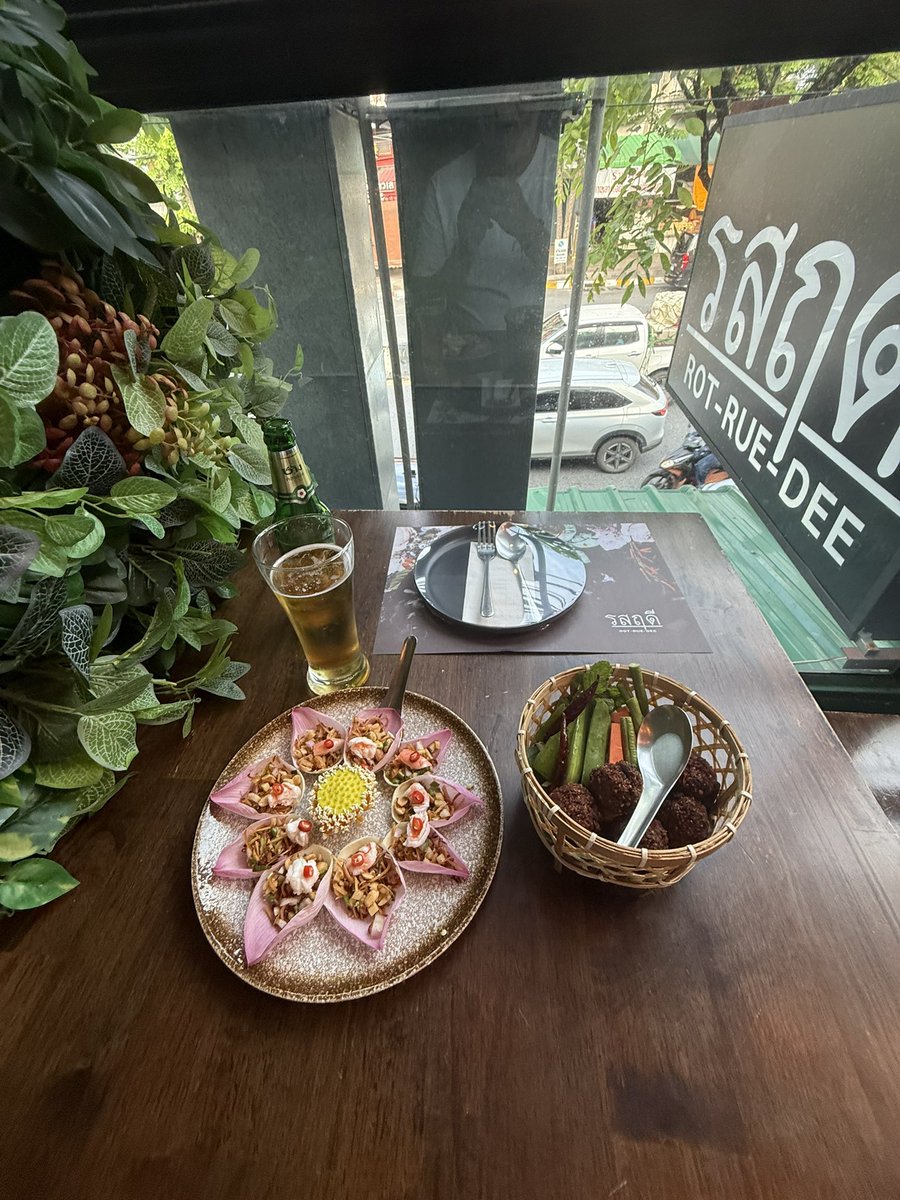JusssTony's tweet image. Rot-Rue-Dee is just what the doc ordered in Bangers. 

Wildfpetal leaf wraps

Spicy deep fried pork 

Chang beer 

How long do I need to stay to sample all the restaurants in #Bangkok 🤣

#FoodStuff