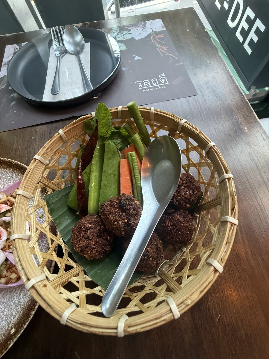JusssTony's tweet image. Rot-Rue-Dee is just what the doc ordered in Bangers. 

Wildfpetal leaf wraps

Spicy deep fried pork 

Chang beer 

How long do I need to stay to sample all the restaurants in #Bangkok 🤣

#FoodStuff