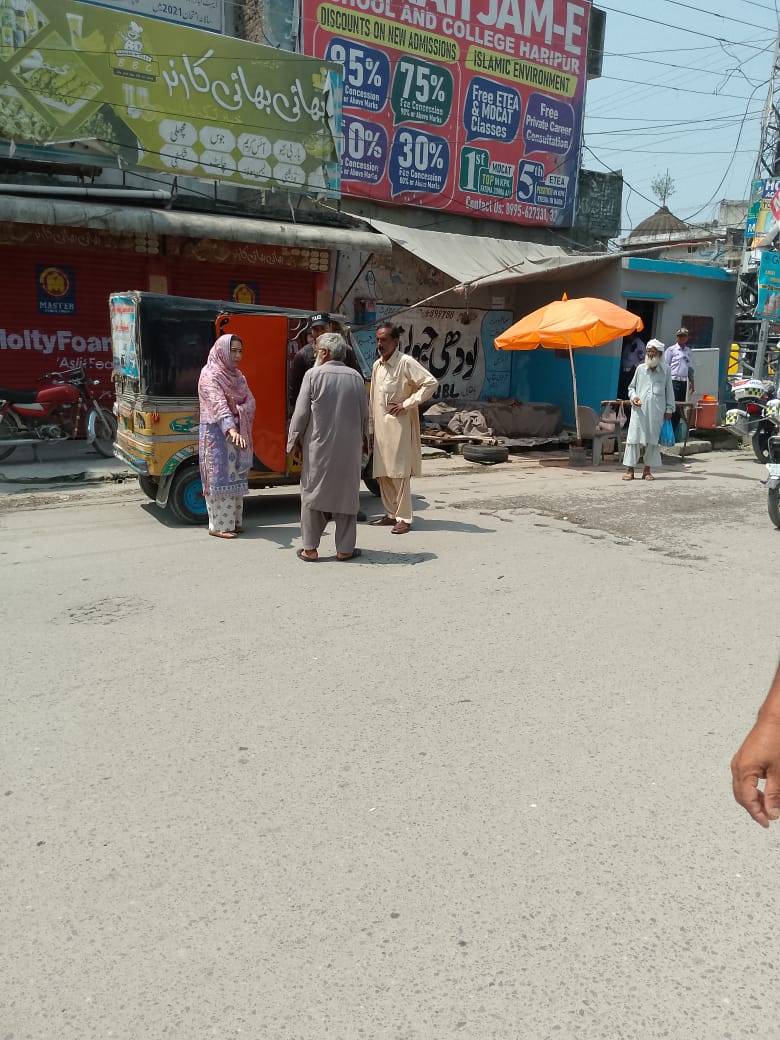 DCHaripur's tweet image. شیرانوالہ کے رہائشیوں کی شکایت پر ایڈیشنل اسسٹنٹ کمشنر II نے علاقے کا دورہ کیا۔ واٹر مینجمنٹ اور پبلک ہیلتھ ڈیپارٹمنٹ کو پائپ لائن کے مسئلے کا مستقل حل فراہم کرنے کا حکم دیا تاکہ شہریوں کو پانی کی فراہمی میں مشکلات پیش نہ آئیں۔ #HaripurUpdates #CommunityAction #SolvingProblems