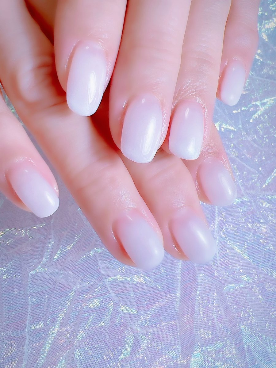 chiekonakayama's tweet image. ホワイトとシアーホワイトの間カラーのほんのりグラデーションネイル♡
いつもありがとうございます♡