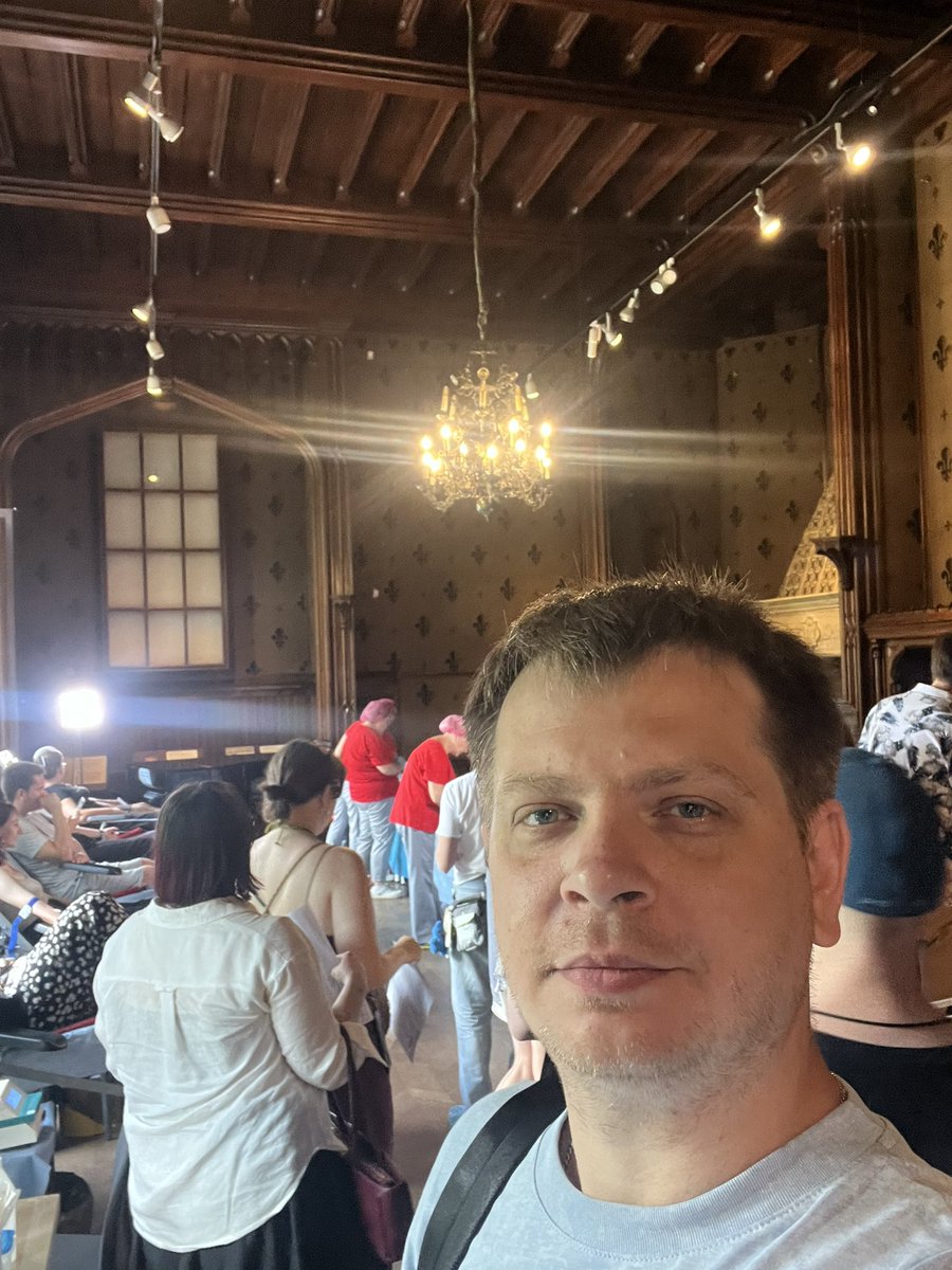 demidov_ka's tweet image. Дуже дякую пані @sector_m14 за те що розказала за до націю крові для @kitty_soloma Де ще б я здав кров у приміщенні музею серед старовинних картин.