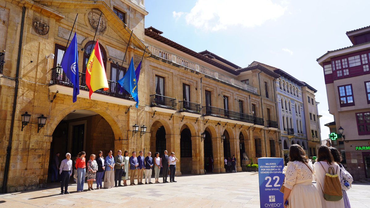 aytoviedo's tweet image. ℹ️ Miembros de la Corporación Municipal y vecinos de Oviedo han guardado esta mañana un minuto de silencio por las mujeres víctimas de la violencia de género.
#oviedocontralaviolenciadegénero
