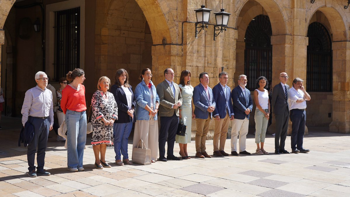aytoviedo's tweet image. ℹ️ Miembros de la Corporación Municipal y vecinos de Oviedo han guardado esta mañana un minuto de silencio por las mujeres víctimas de la violencia de género.
#oviedocontralaviolenciadegénero