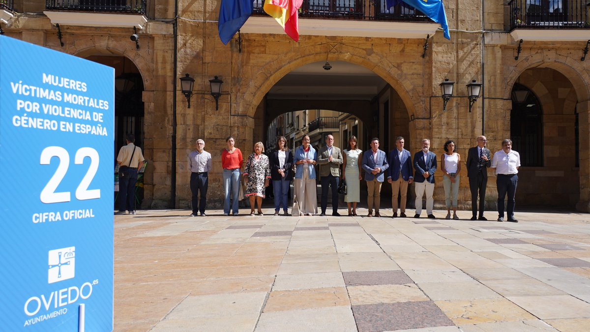 aytoviedo's tweet image. ℹ️ Miembros de la Corporación Municipal y vecinos de Oviedo han guardado esta mañana un minuto de silencio por las mujeres víctimas de la violencia de género.
#oviedocontralaviolenciadegénero