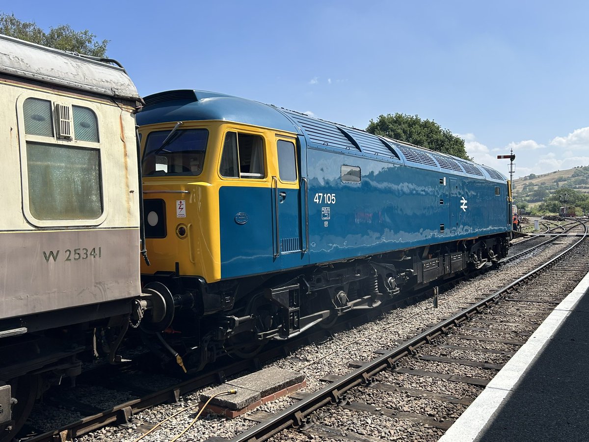 89Scunthorpe's tweet image. Brush type 4’s 47 376 and 47 105 hauling passages on the @GWSR diesel gala