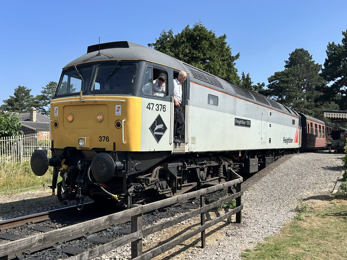 89Scunthorpe's tweet image. Brush type 4’s 47 376 and 47 105 hauling passages on the @GWSR diesel gala