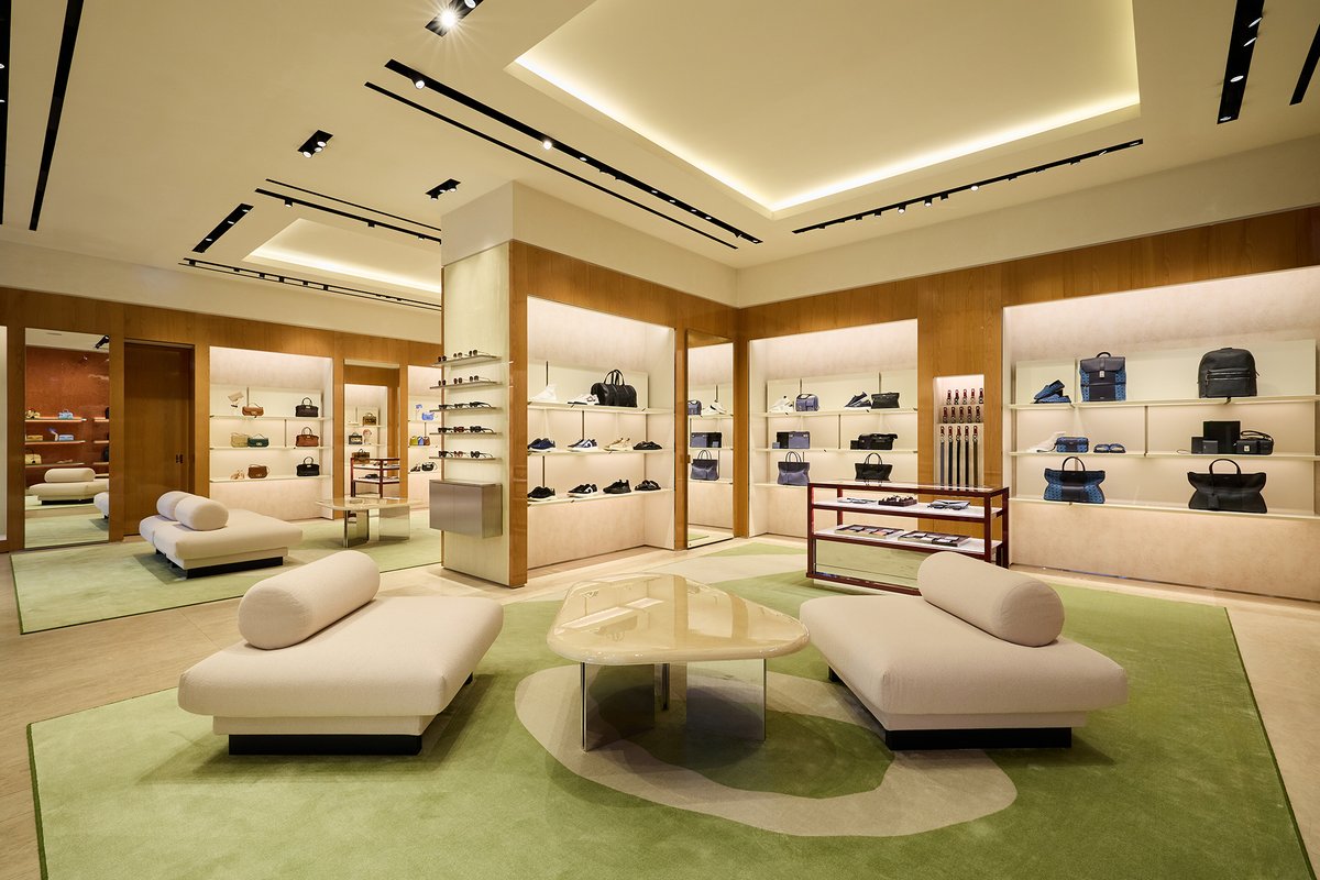 Revealing the modern essence of the House, Ferragamo reopens its Seoul flagship in Cheongdam. The store's bold reinterpretation of Italian elegance features Bugnato geometric motif walls, red leather accents and a VIP salon. ferragamo.site/FerragamoSeoul…