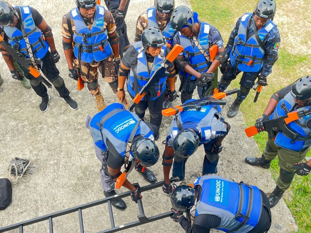 UNODC_MCP's tweet image. @UNODC_MCP is conducting a 2-week Basic VBSS Course for civilian MLEAs from 🇧🇯 🇨🇲 & 🇳🇬 aimed at improving their capacities to individually and jointly enforce the law @ sea 🌊 for improved security in #GoG
Funded by #DKinGoG @DkambNigeria #BorderManagement