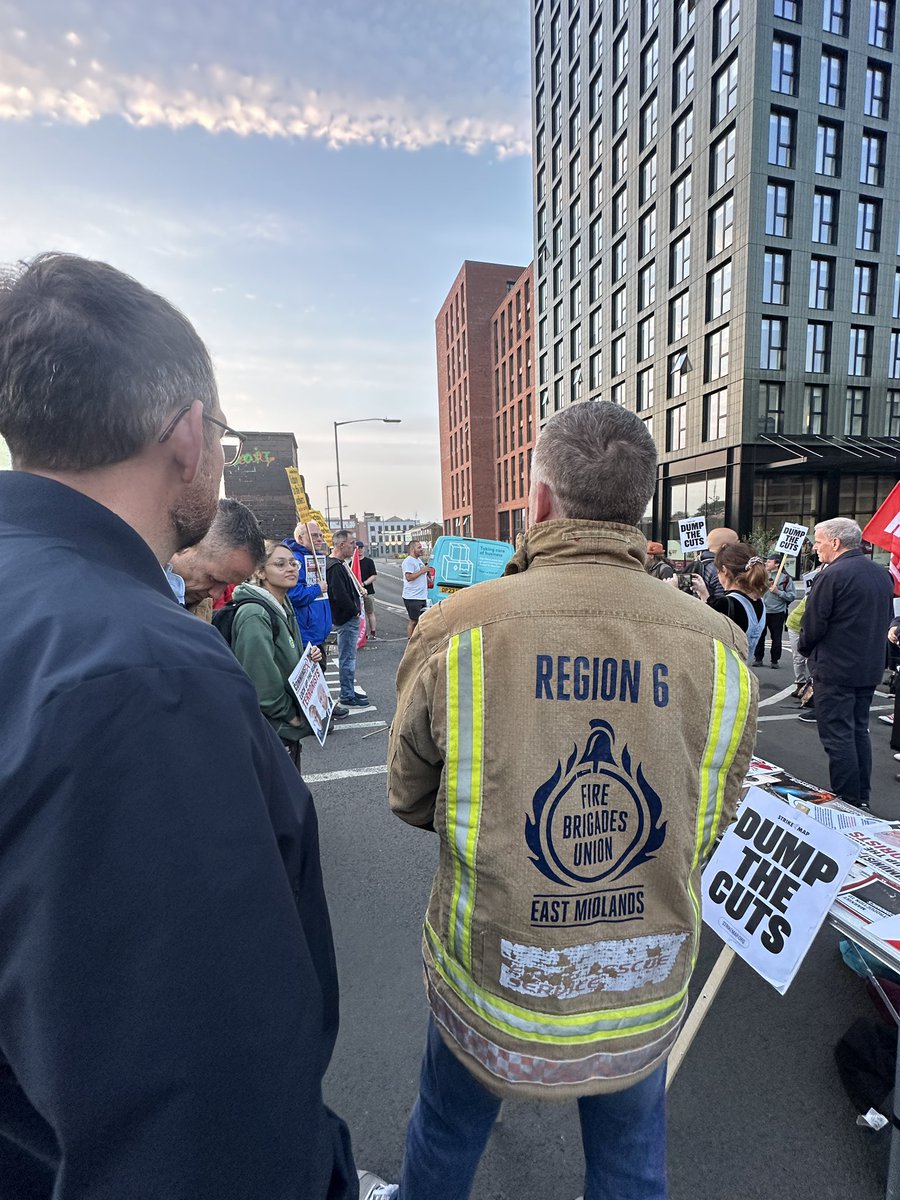 FBU Reg6 East Midlands (@fbueastmidlands) on Twitter photo Members headed to Birmingham for an early start this morning to stand with the Birmingham bin strikers.
Great to hear our General Secretary <a href="/UnionSteveW/">Steve Wright</a> address striking bin workers and giving them a message of hope for victory.
Victory to the workers. Members headed to Birmingham for an early start this morning to stand with the Birmingham bin strikers.
Great to hear our General Secretary <a href="/UnionSteveW/">Steve Wright</a> address striking bin workers and giving them a message of hope for victory.
Victory to the workers.