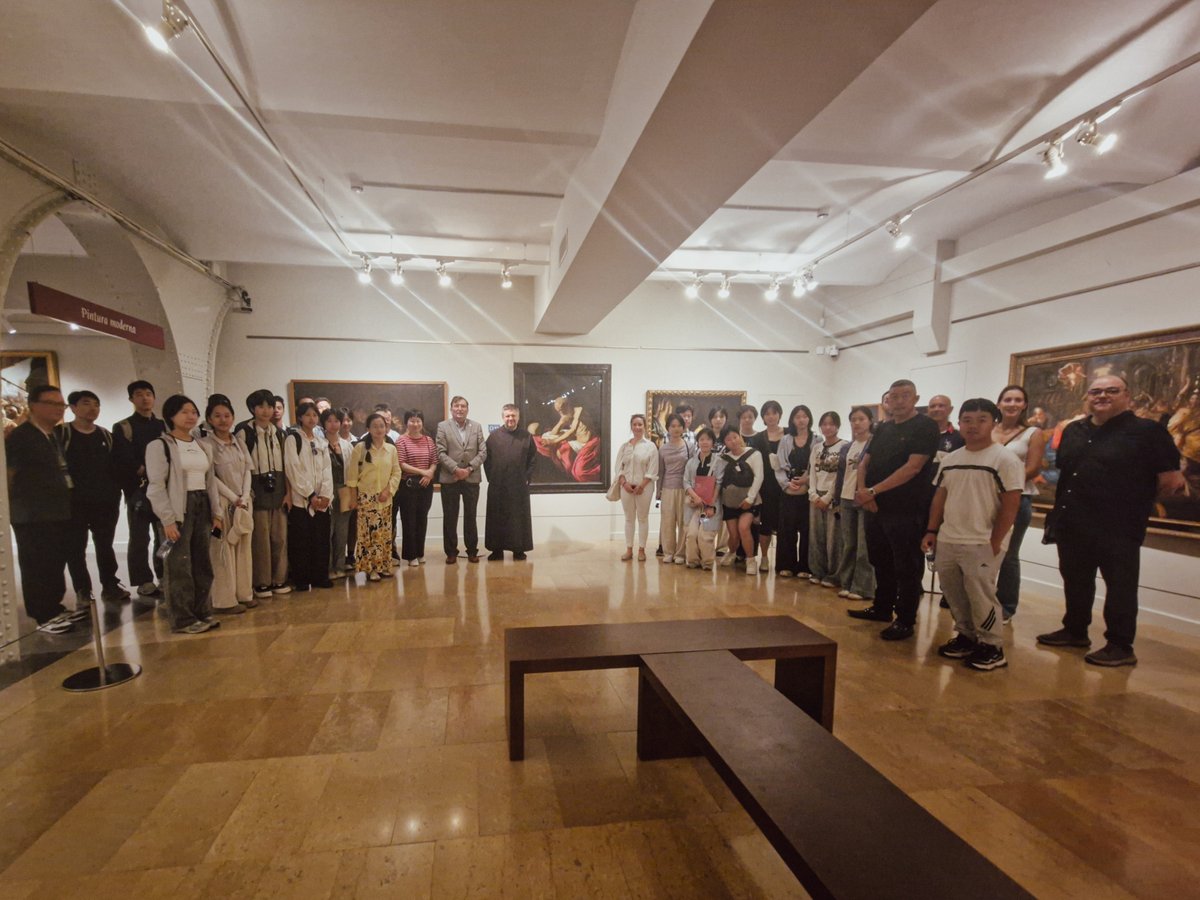 Avui hem rebut la visita d'un grup d'estudiants de l'Escola de Policia de la Xina. Són a Barcelona fent un intercanvi i han volgut conèixer Montserrat i, especialment, el nostre Museu de la mà del nostre director de seguretat.