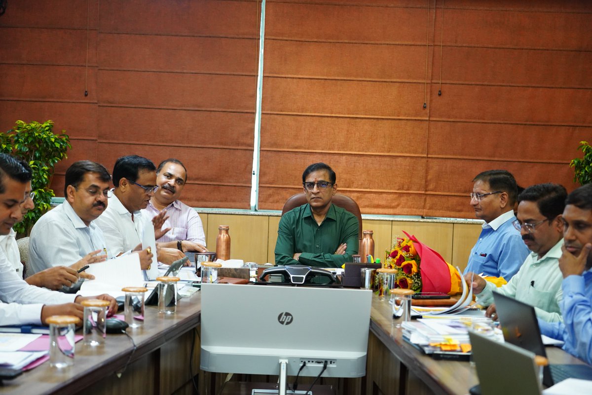 CdsupjnOrg's tweet photo. Under the esteemed chairmanship of Principal Secretary, Urban Development Department, Shri Amrit Abhijat, a review meeting was convened in Lucknow to evaluate the progress of C&amp;DS projects. https://t.co/x2zjR4mHGj