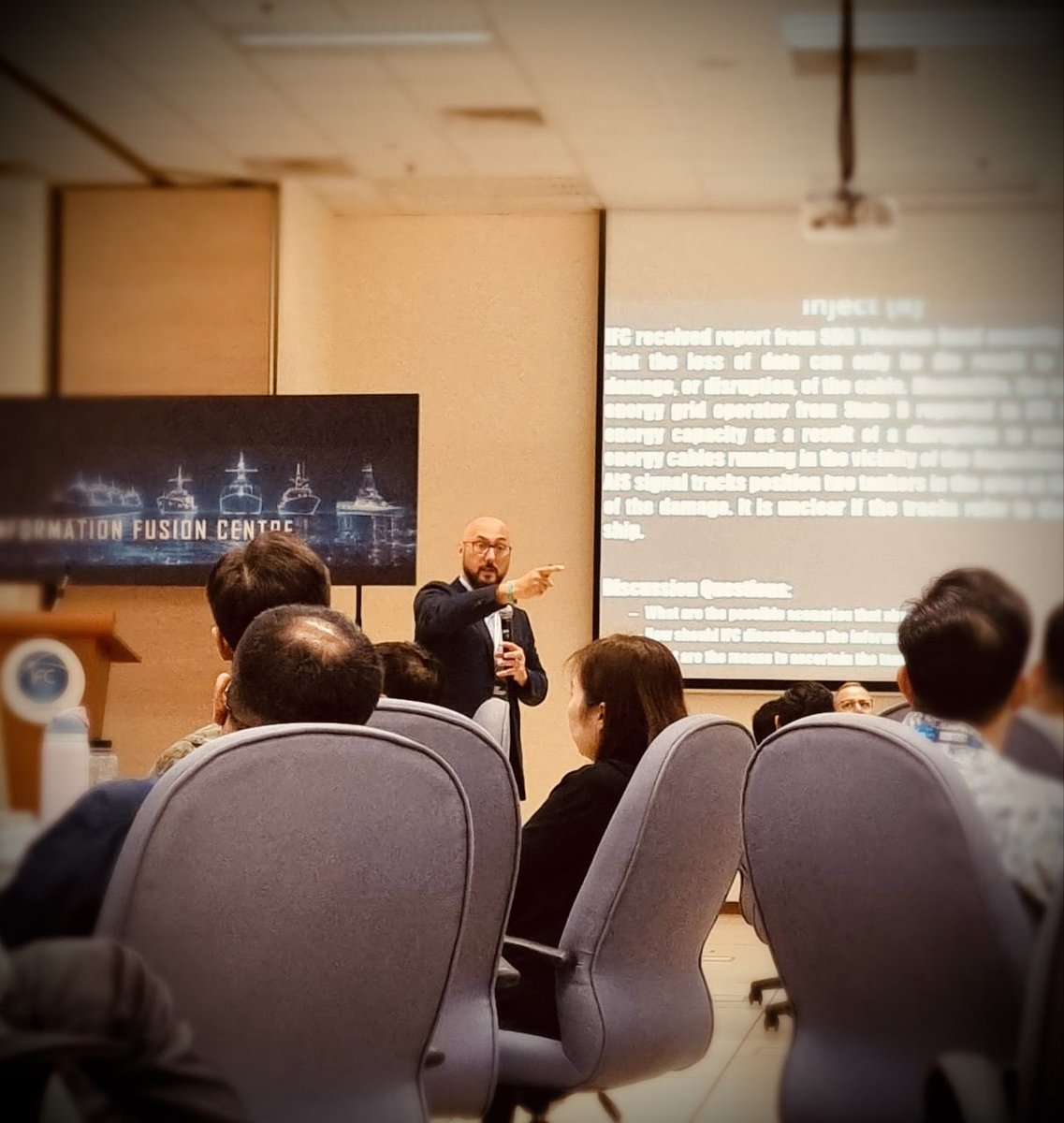 alessionaval's tweet image. If pictures could talk. A superb week with RSIS, where had a chance to catch up with legend @supbrow and the great team at the IFC Singapore and do what I love most. Engaging with those who want to learn. Those who are tasked to keep us safe. And learning a lot.