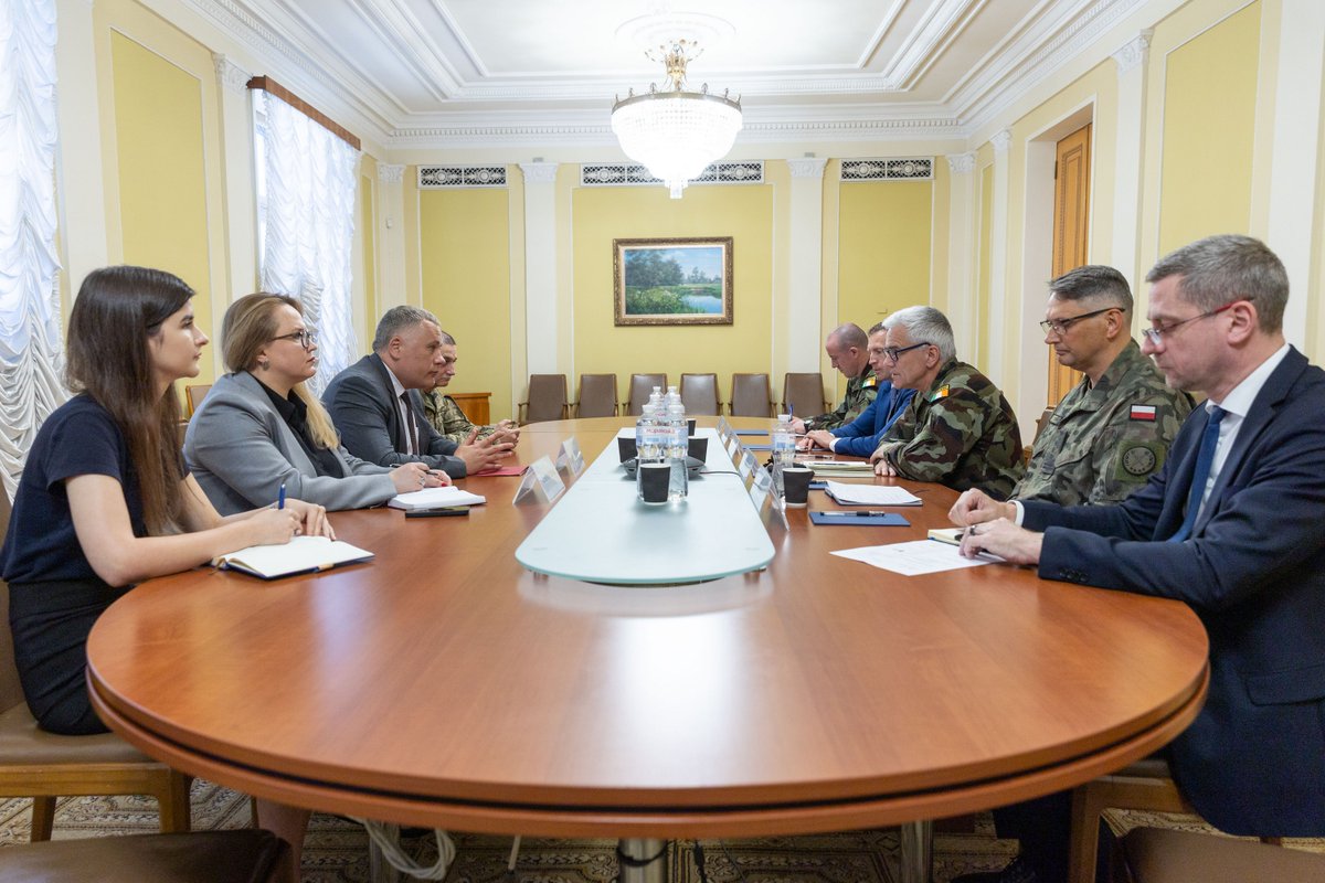 APUkraine's tweet image. Заступники керівника Офісу Президента України Ігор Жовква та Павло Паліса провели зустрічі з делегацією Європейського Союзу на чолі з головою Військового комітету ЄС генералом Шоном Кленсі.
Подробиці: bit.ly/3TY4icD