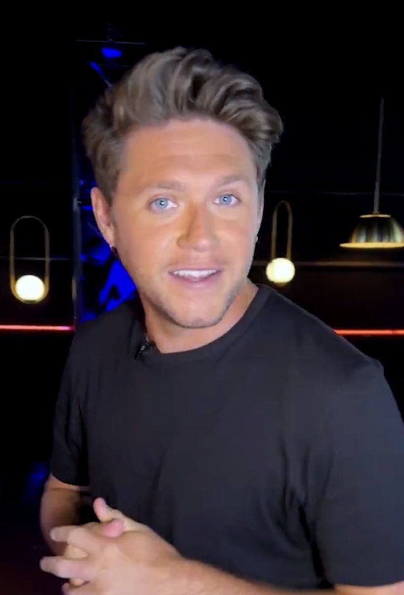 niallsdimples's tweet image. ocean blue eyes looking in mine I feel like I might sink and drown and die
