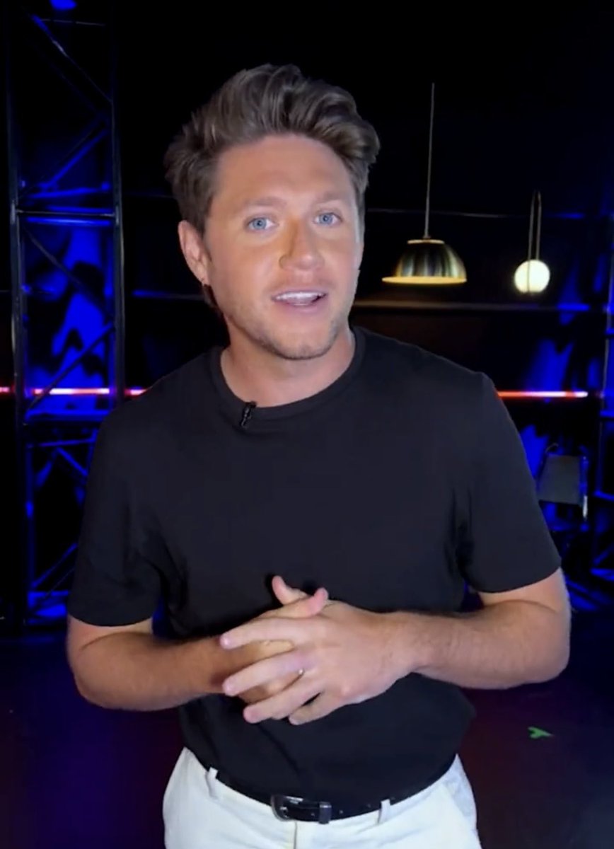 niallsdimples's tweet image. ocean blue eyes looking in mine I feel like I might sink and drown and die