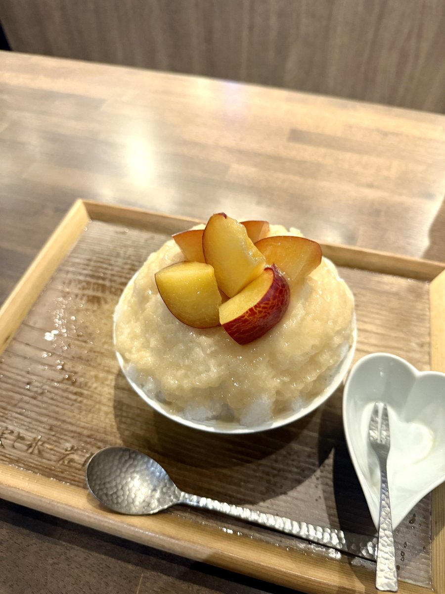 yuri_DitaWhite's tweet image. 🍧貴陽プラム
果実と氷岩澤さん1杯目🍧✨
貴陽の果肉と白桃シロップのみの破壊的なおいしさ!
果肉と果皮の間がおいしいので、皮ごと提供されるのがうれしい!
しかしだ。大きめにしたはずなんだけど、全然大きくないのは気のせい?笑
3分で食べ切った笑