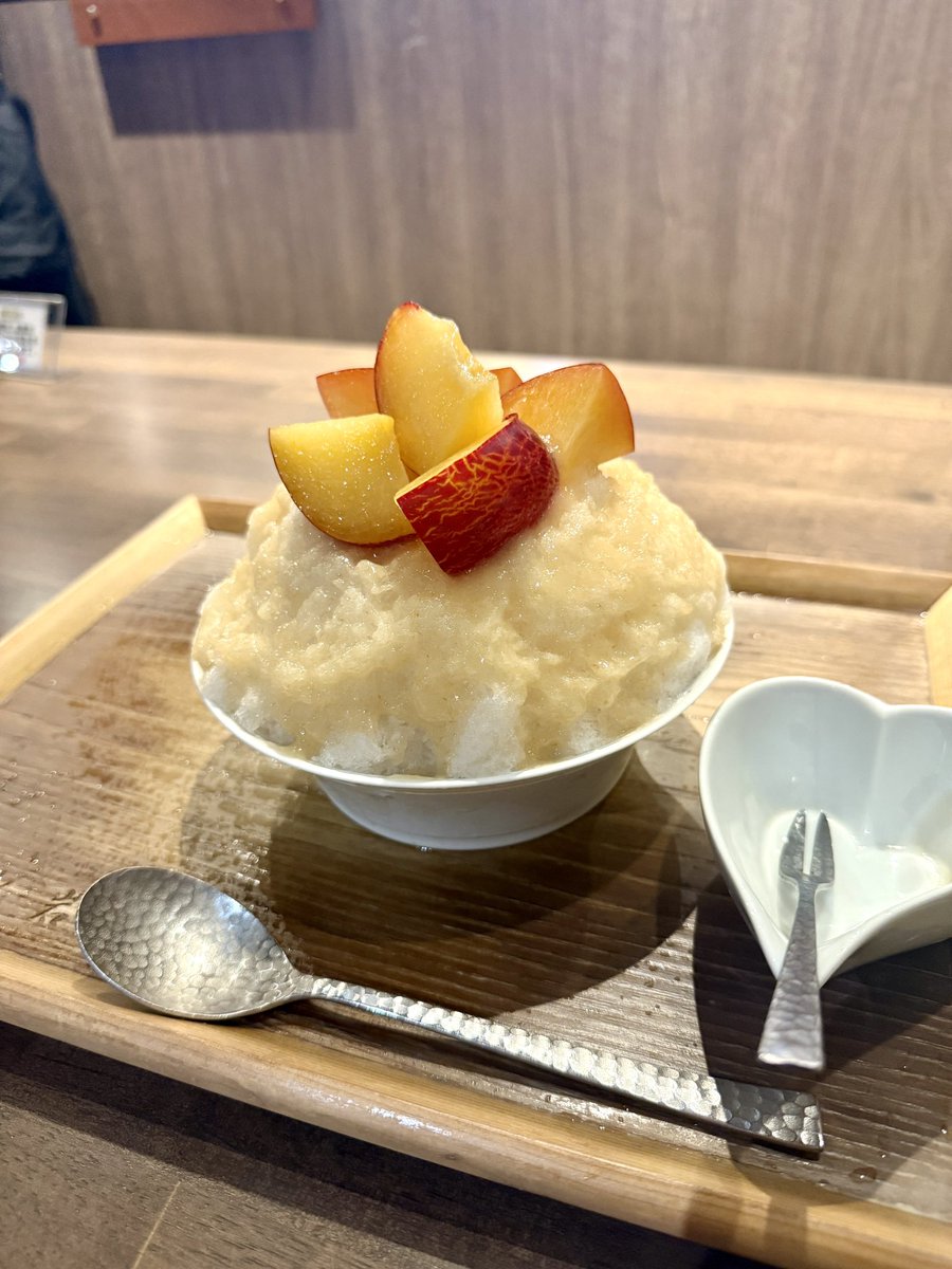 yuri_DitaWhite's tweet image. 🍧貴陽プラム
果実と氷岩澤さん1杯目🍧✨
貴陽の果肉と白桃シロップのみの破壊的なおいしさ!
果肉と果皮の間がおいしいので、皮ごと提供されるのがうれしい!
しかしだ。大きめにしたはずなんだけど、全然大きくないのは気のせい?笑
3分で食べ切った笑