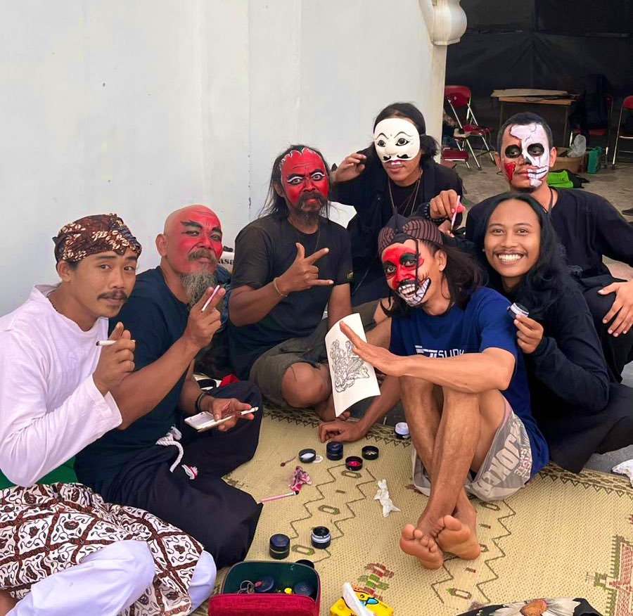 festivalist = (@fstvlst) on Twitter photo sampai jumpa, mari kita wayangan, gamelan, berkesenian, kabudayan.
lokasi: maps.app.goo.gl/2PuWzURFjFGoey…
Paseduluran Nandur Banyu GK, <a href="/robytalok/">roby setiawan</a>, <a href="/Gayam16/">Komunitas Gayam16</a> sampai jumpa, mari kita wayangan, gamelan, berkesenian, kabudayan.
lokasi: maps.app.goo.gl/2PuWzURFjFGoey…
Paseduluran Nandur Banyu GK, <a href="/robytalok/">roby setiawan</a>, <a href="/Gayam16/">Komunitas Gayam16</a>