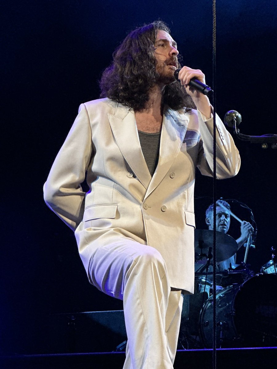 Fern_lily7's tweet image. Hozier in anything ivory is so, soooooo.....  I can&apos;t. 🤍