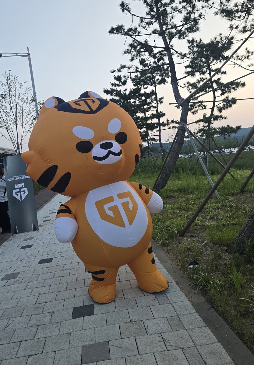 takexshot's tweet image. 젠랑이가배웅해준다랑...
뺑이치는중