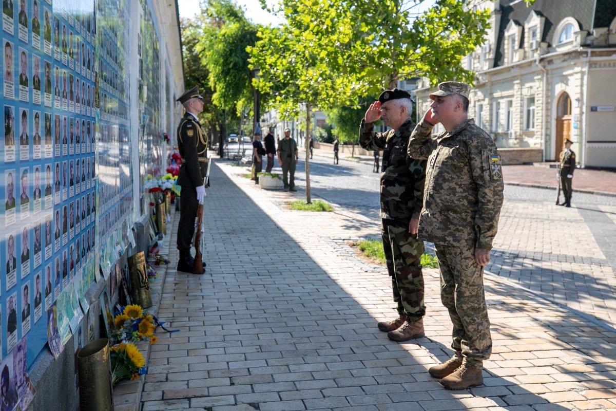 ChairmanEUMC's tweet photo. Very insightful visit to Ukraine this week with high-level engagements with Ukrainian CHOD. Exchanges focused on the current operational situation, defence industry and defence resilience. While General Syrskyi expressed his deepest gratitude for the support received from the EU in Ukraine’s hour of need, I availed of the opportunity to lay a wreath honouring Ukraine’s fallen. This visit displays enduring support and solidarity to Ukraine, building a future on cooperation, complementarity and shared values. Security through unity. Credibility through capability. @kajakallas @KubiliusA @MilitaryTimes @EUDefenceAgency @defis_eu @EUCouncil @EUparliament @EU_Commission @EU_ISS @EP_Democracy @eucopresident