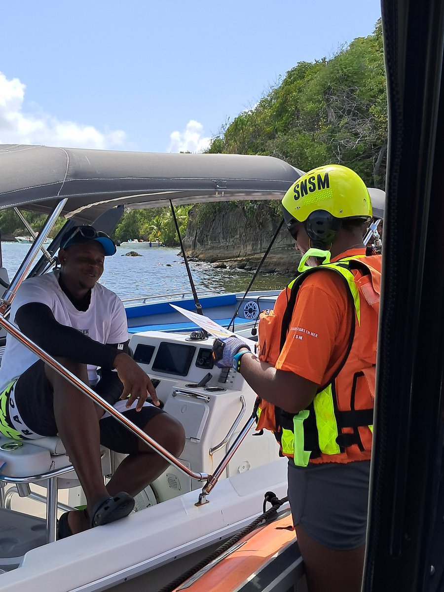 [#prevention #securite] Le 19/07, la division Action de l’Etat en mer avait planifié une journée de sensibilisation à la sécurité des loisirs nautiques : 
➡️30taine de bateaux sensibilisés 🚤🛥️⛵️
➡️50taine de personnes informées sur les règles qui régissent la sécurité en mer.