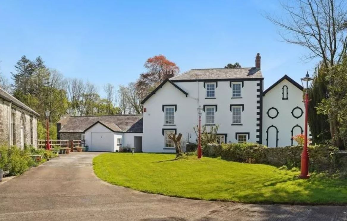WalesOnline's tweet image. A country hamlet of homes includes a massive mansion and 25 acres of 'serenity of silence' - crnch.it/rE9MuSMP