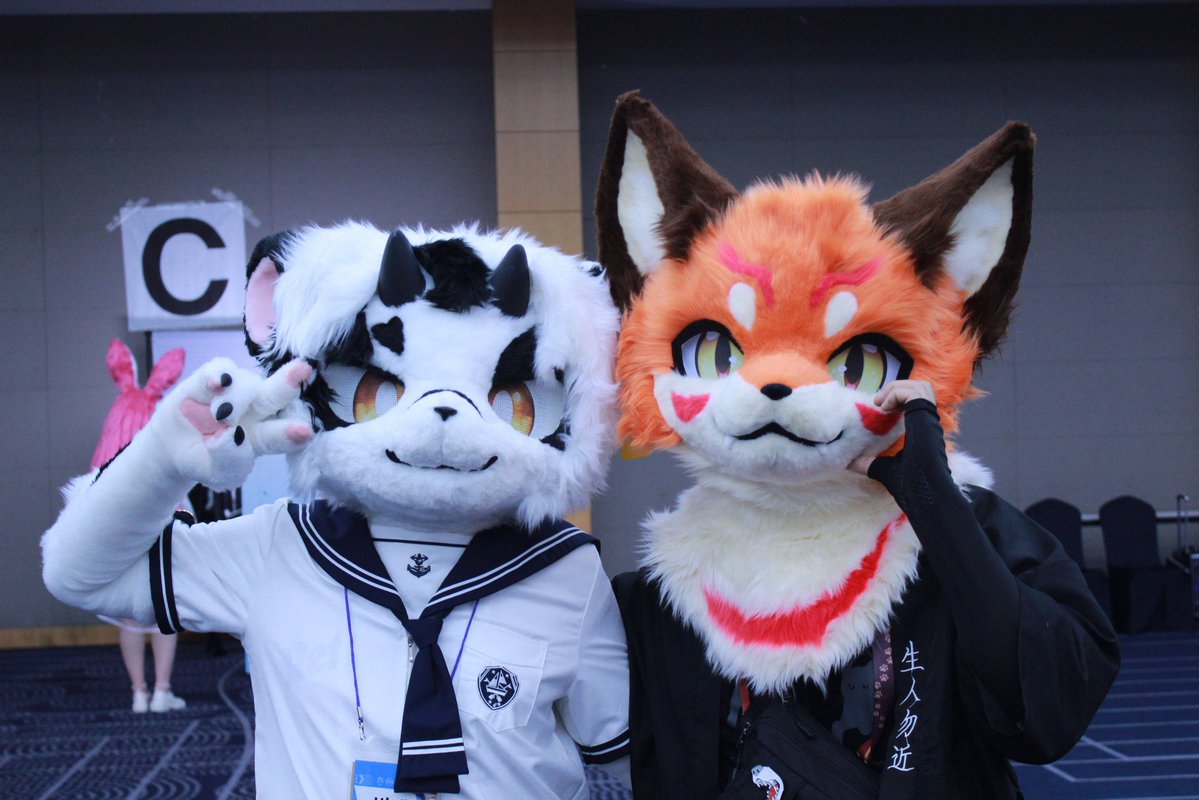 #FursuitFriday 

한주 다들 고생 많으셨어요~!

한주의 마무리는 냉이와 호밀이와 함께🦊